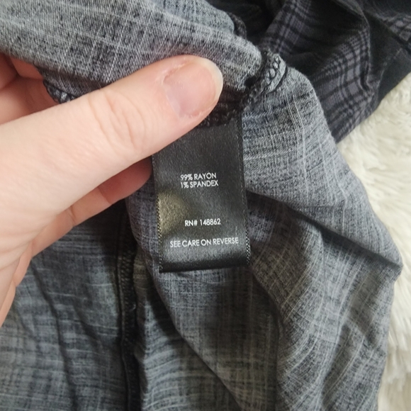 Torrid black plaid keyhole blouse short sleeve top stretch ruffle neck size 1 - Picture 6 of 8